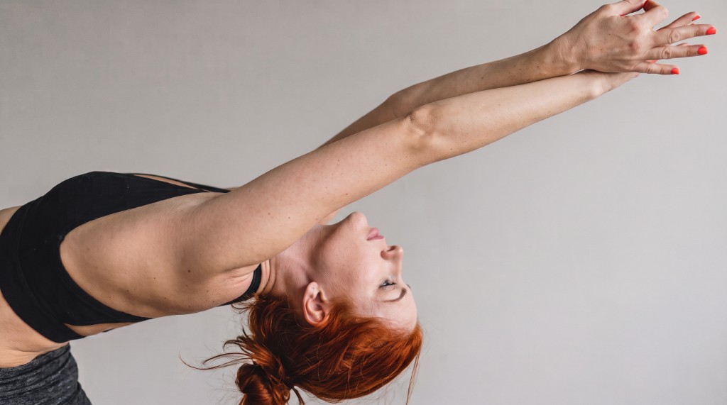 Mujer estirando los brazos en el gym
